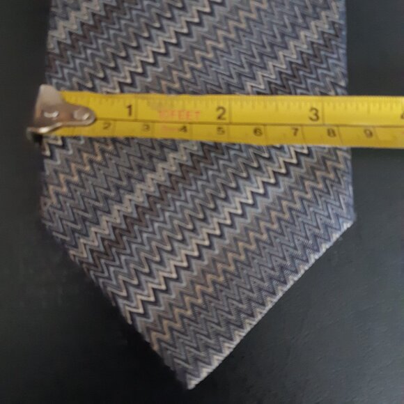 MISSONI 100% Silk Tie In Classic Zig Zag Pattern- Taupe & Grey - Picture 10 of 12